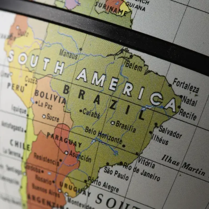 Imigração no Brasil em Outubro de 2025: vistos, registros, naturalizações e residência laboral seguem tendências distintas